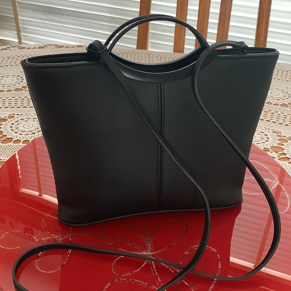 Delightful ladies hand bag with strap and handles - Picture 3 of 4